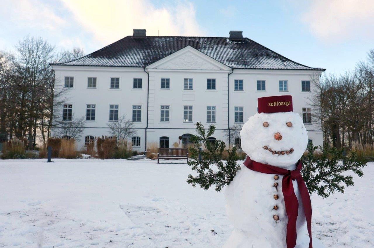 Schlossgut Winter Schneemann.jpg